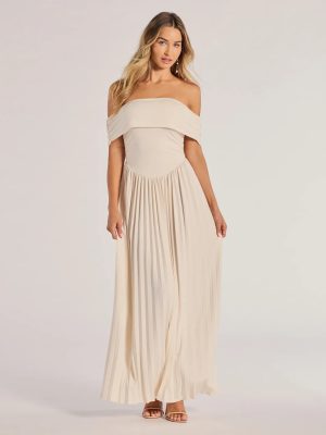 Compelling Romantic Off-The-Shoulder Pleated Maxi Dress