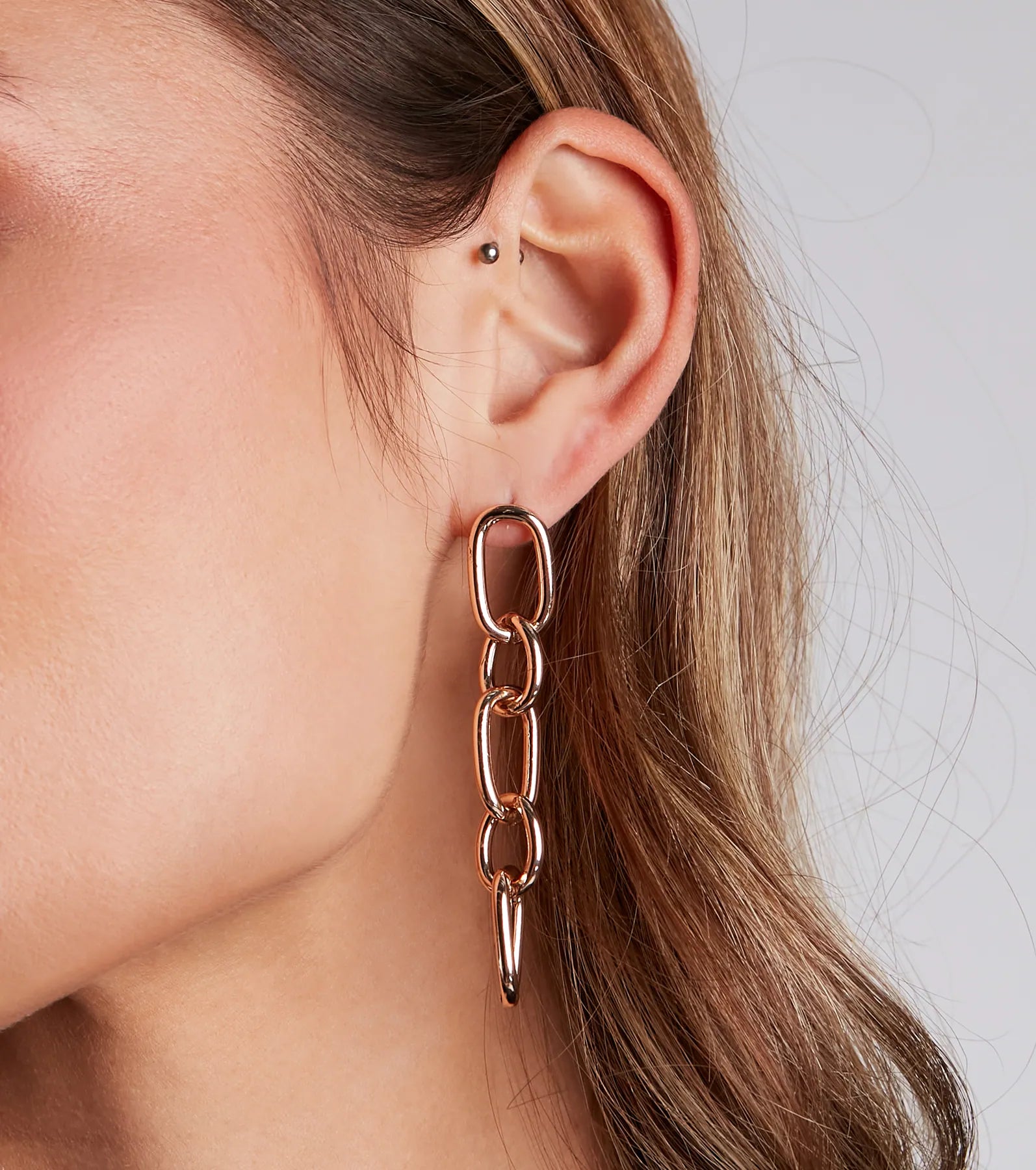 Sleek And Bold Chain Link Earrings - Image 2