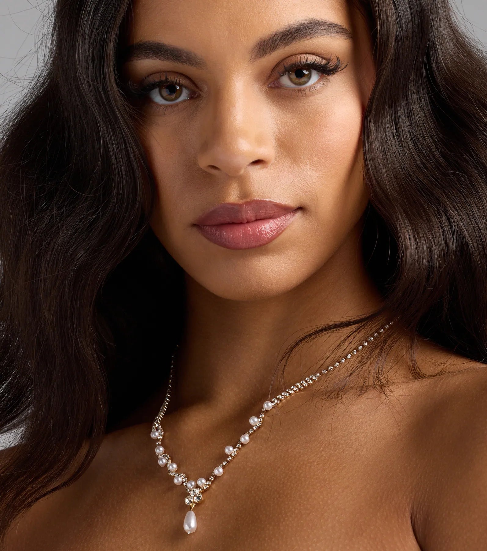 Chic Elegance Rhinestone And Pearl Necklace - Image 3